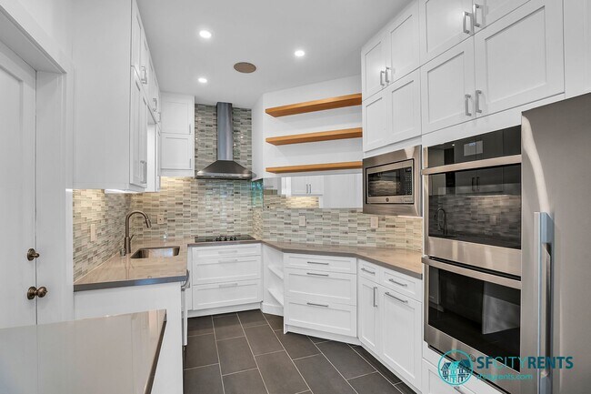 Building Photo - Pacific Heights: Remodeled Bi-Level Condo w/ Private Yard & Garage near Alta Vista Park