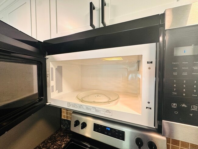 Building Photo - 266 Linwood St