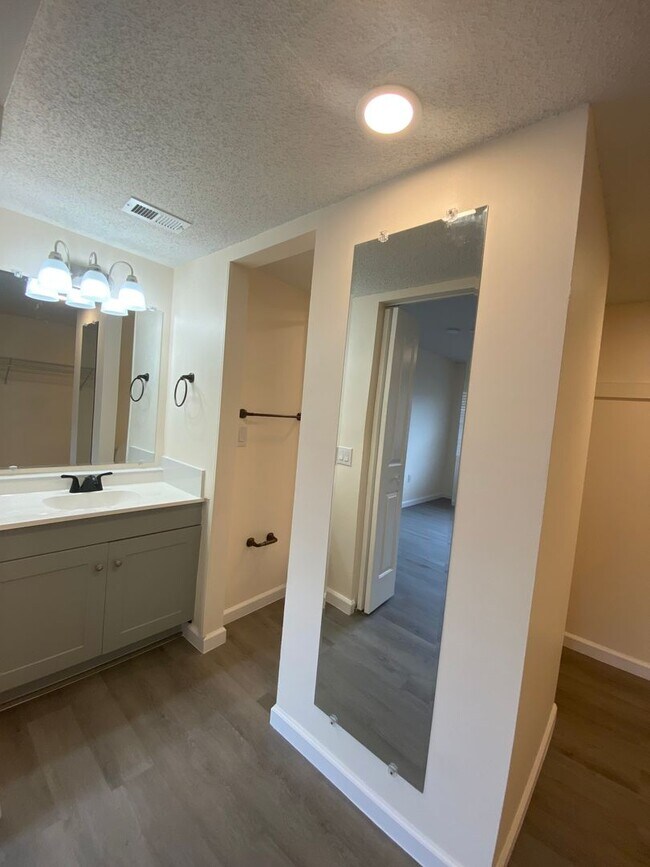 Building Photo - NEWLY RENOVATED 2 BED 2 BATH CONDO NEAR UC...