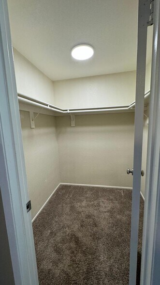 walk-in closet - 3625 Toscany Ct