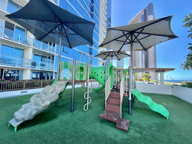 Building Photo - 555 South St