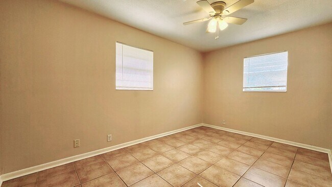 Building Photo - $500 bonus & Cozy 3 bed/1 bath home with s...