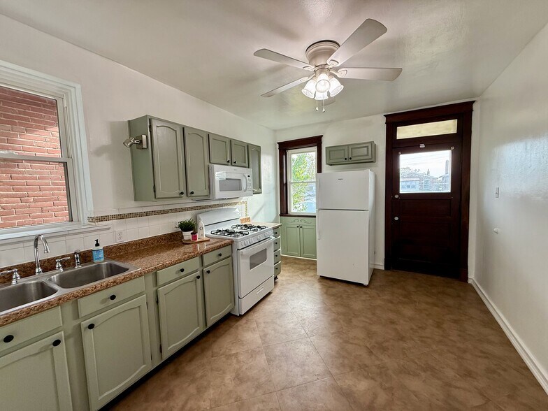 Kitchen - 4950 Loughborough Ave