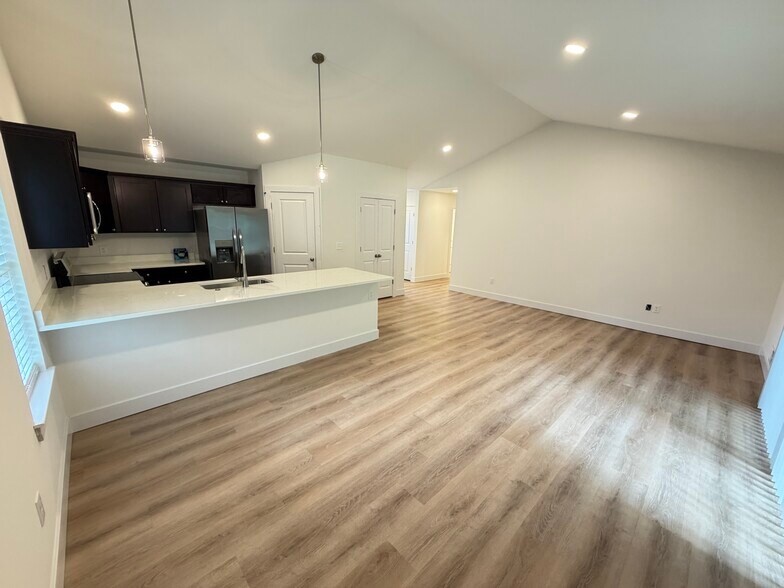 Building Photo - 2130 Carriage Hill Cir