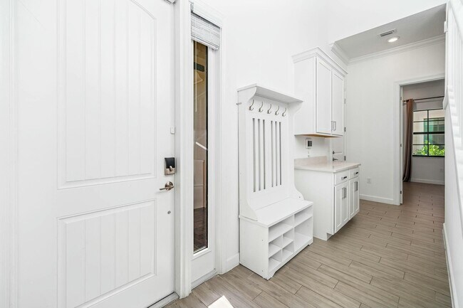 Building Photo - 601 SE Fascino Cir