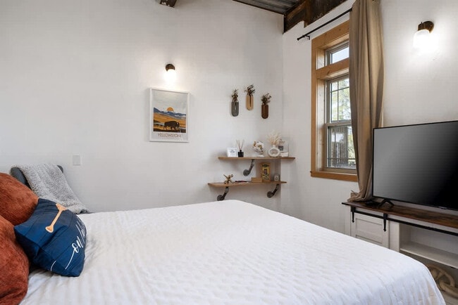 Building Photo - 402 N Foys Lake Dr