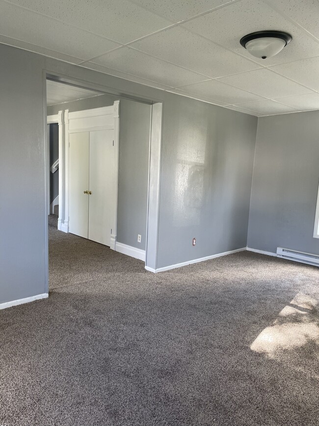 Building Photo - 1303 W Franklin (key 44)