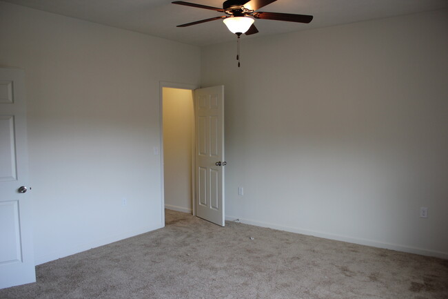 Building Photo - One Bedroom Garden Apartment