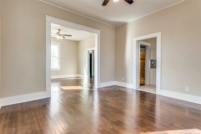 Building Photo - 423 E Sears St