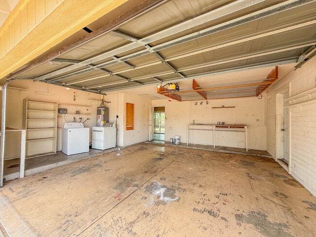 Building Photo - 2812 S Cottonwood Dr