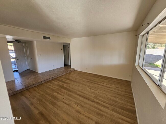 Building Photo - 513 N Apache Dr