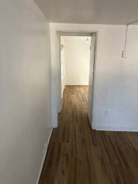 Building Photo - 618 Centre St