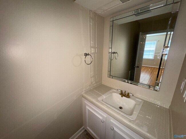 Building Photo - 816 Mira Vista Dr SE