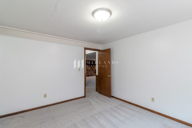 Building Photo - Updated Split Level