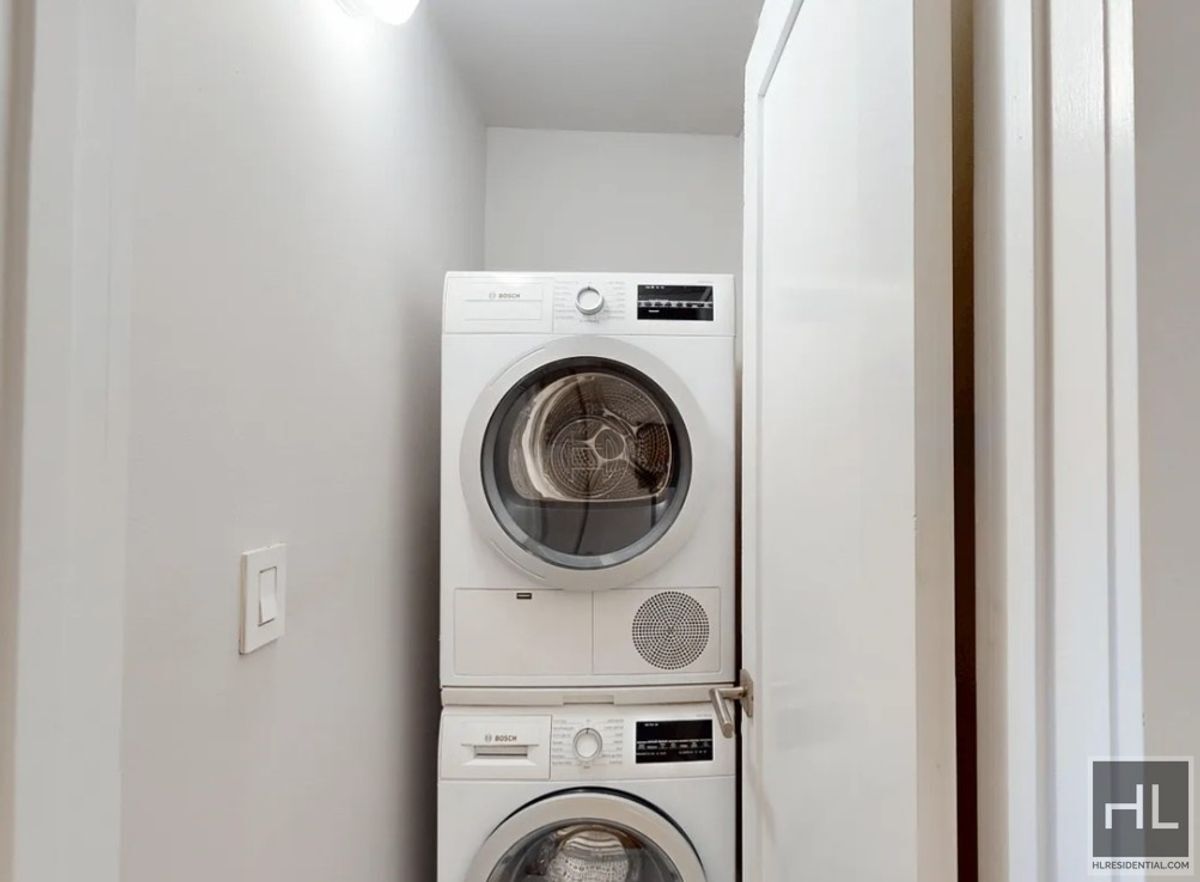 Building Photo - TRUE 3 Bed 2 bath with Balcony / Washer and dryer /Doorman