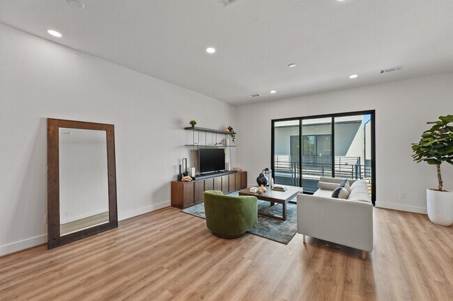 Building Photo - 1517 D Vermont St