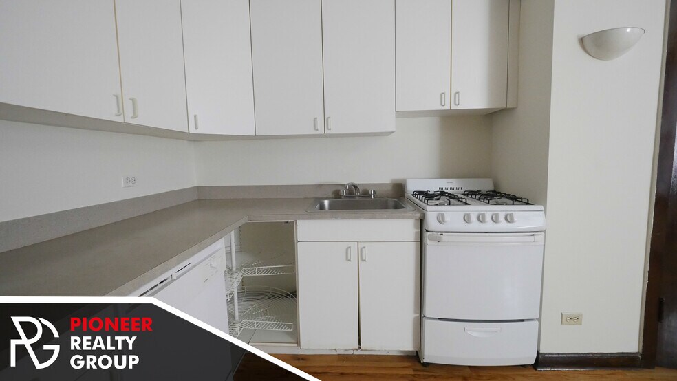 Building Photo - 820 W Waveland Ave