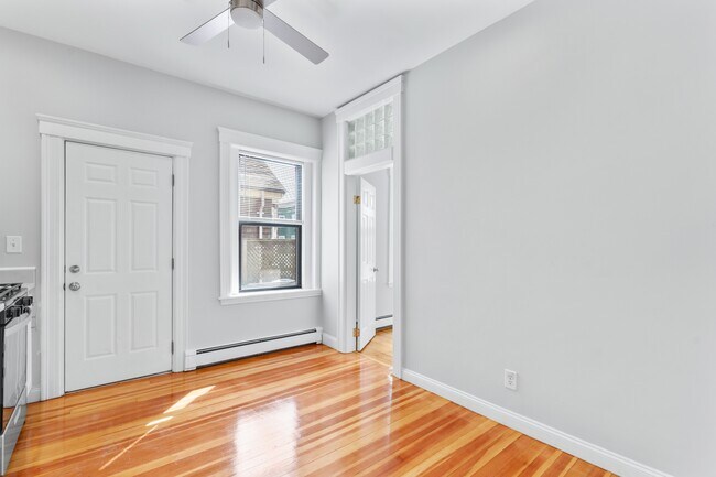 Building Photo - 106 L St