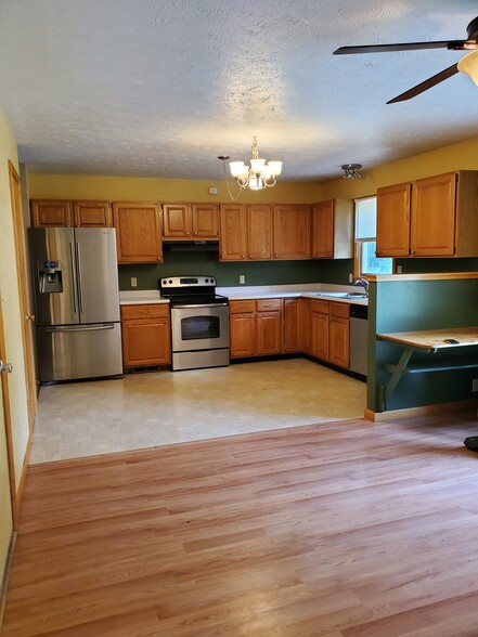 Kitchen - 1143 W Gore Rd