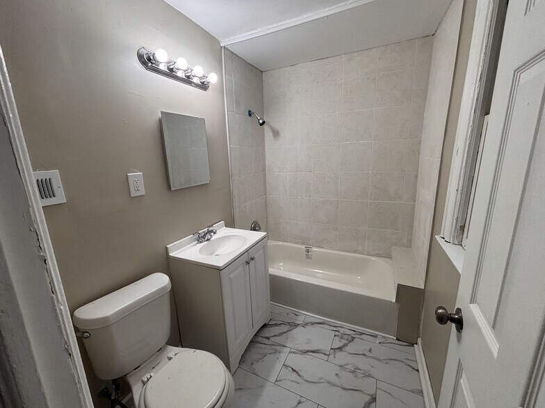 Building Photo - 17606 Roselawn St