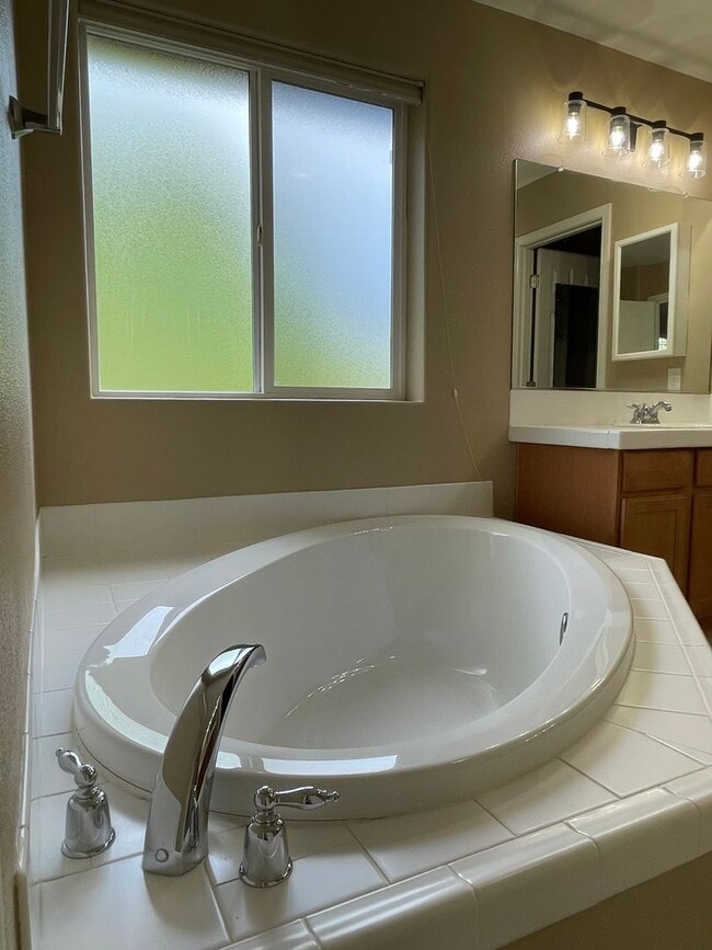 Building Photo - Large Beautiful 4 Bed, 2.5 Bath House!