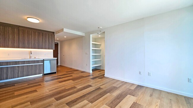 Building Photo - Brand New Condo on Keeaumoku - 1 BR/1 BA/1...