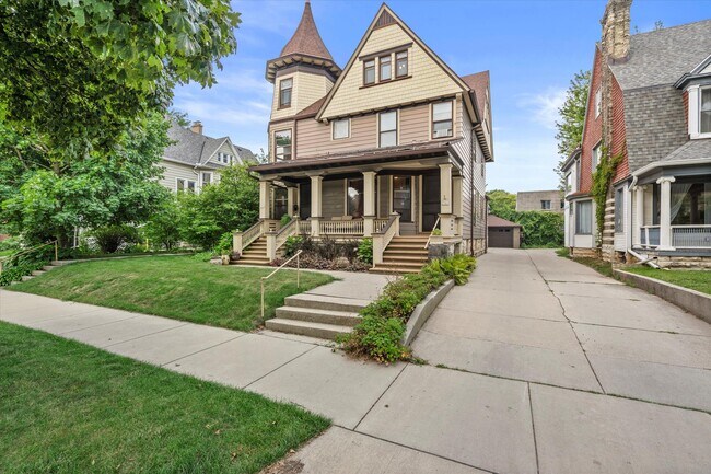 Building Photo - 2581 N Maryland Ave