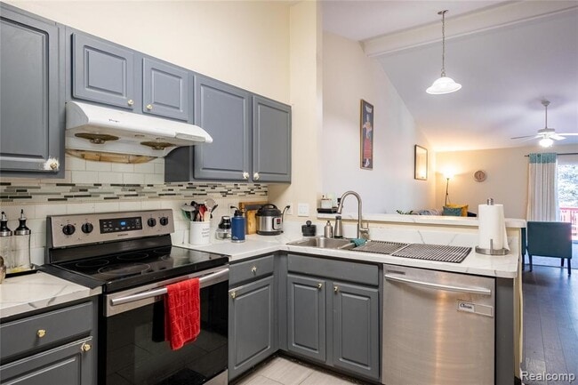 Building Photo - 41063 Millbrook Dr