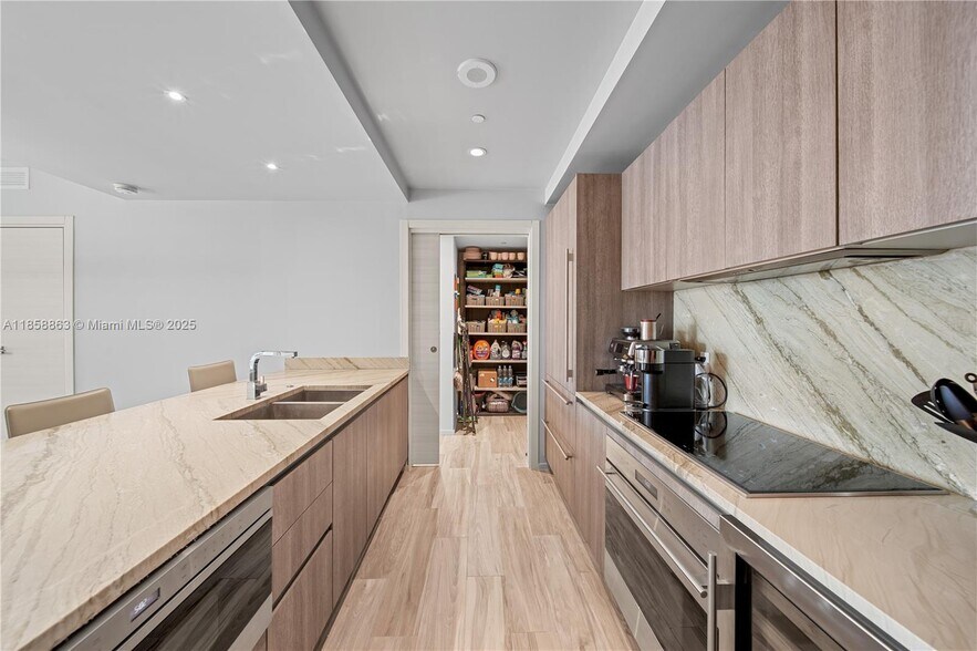 Building Photo - 801 S Miami Ave