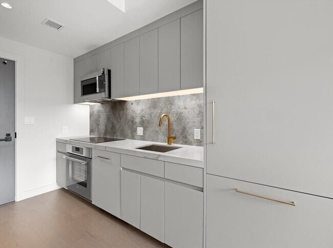 Building Photo - 55 Lagrange St