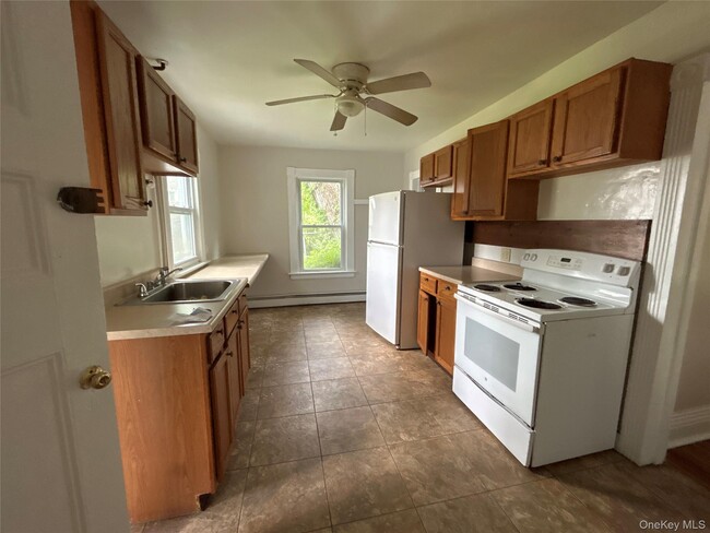 Building Photo - 5851 S Elm Ave