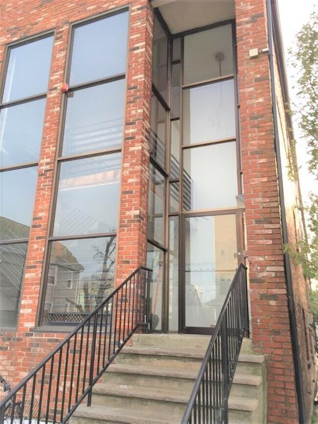 Building Photo - 10 Roberts St