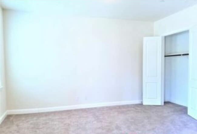 Building Photo - 517 W Royal Ln