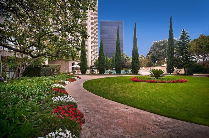 Building Photo - 2170 Century Park E