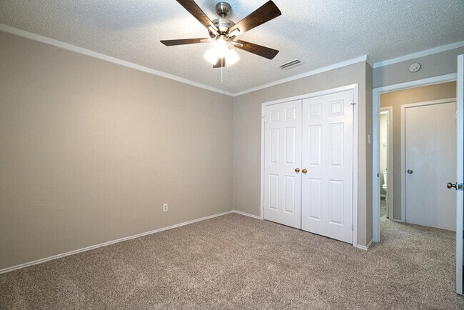 Building Photo - 1121 Via Del Rey