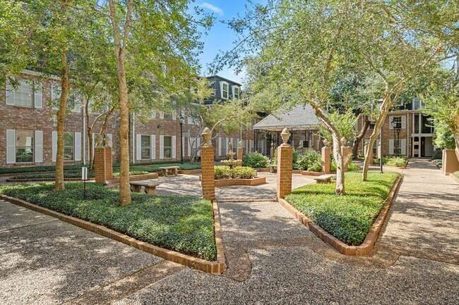 Building Photo - 357 N Post Oak Ln