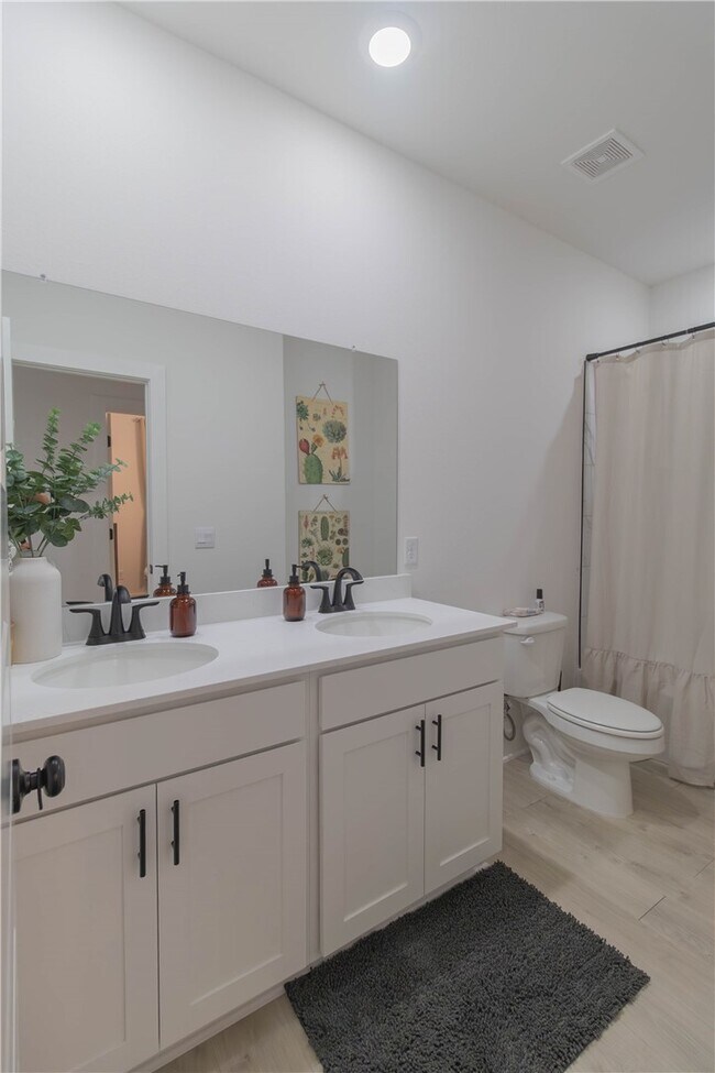 Building Photo - 112 S Broyles Ave