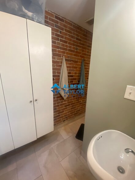 Building Photo - 151 Highland St