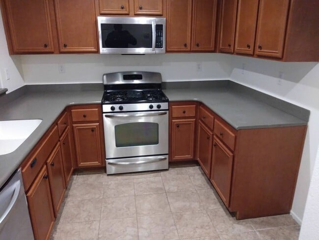 Building Photo - Spacious 3 Bedroom Moreno Valley Townhouse in Gated  Community!