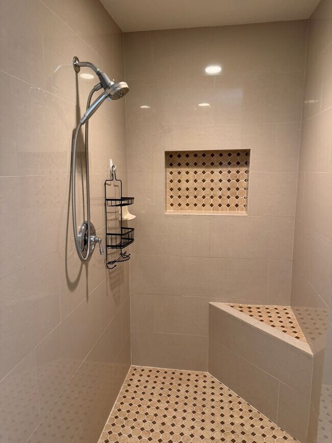 Building Photo - Custom Estate