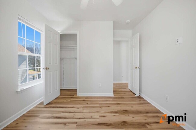 Building Photo - 3 BEDROOM 2.5 BATH WITH FENCED IN YARD AND DETACHED GARAGE FOR RENT IN NORFOLK!