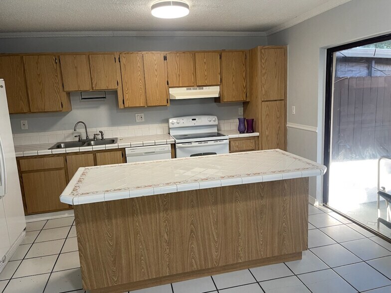 Building Photo - 4704 SW 136th Pl