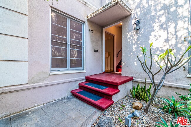 Building Photo - 726 1/2 N Edinburgh Ave