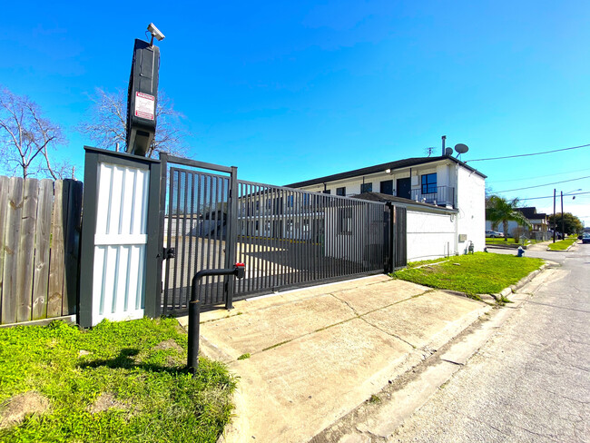 Primary Photo - 2617 Napoleon St