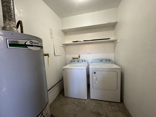 Building Photo - 2643 N Alvernon Way