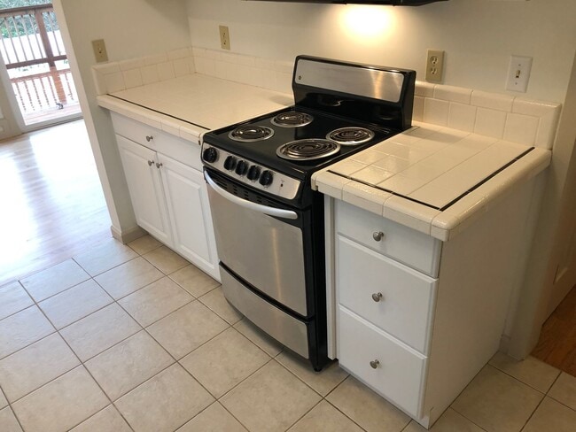 Building Photo - Updated 3 bedroom 3 bath house in Eugene!