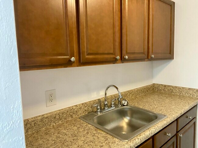 Building Photo - 2909 Middle River Dr