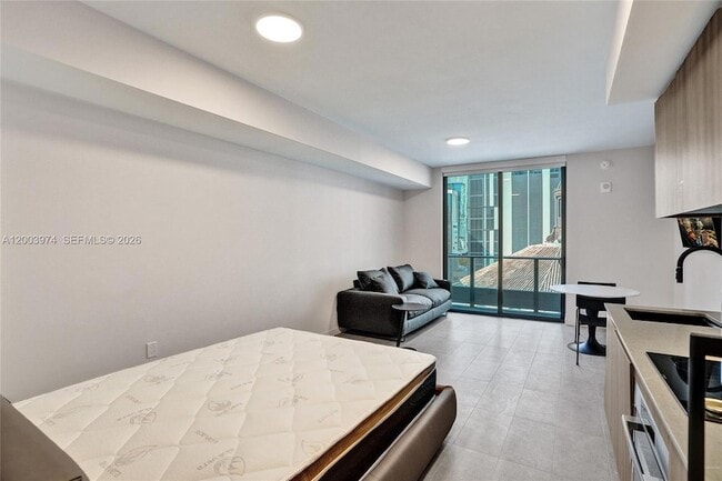 Building Photo - 121 NE 5th St