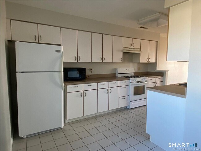 Building Photo - 560 Silver Sands Rd