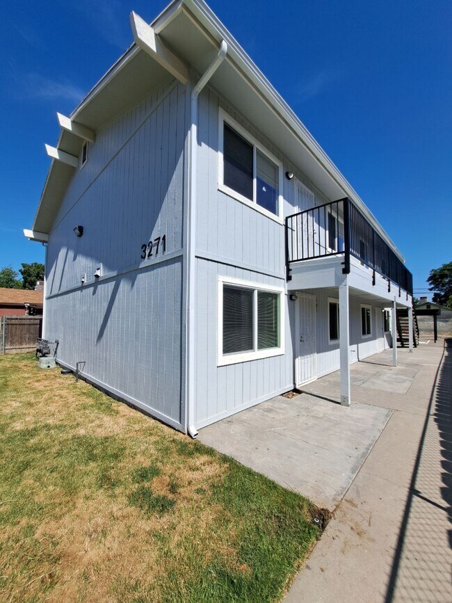 Building Photo - 3271 E Tyler Ave